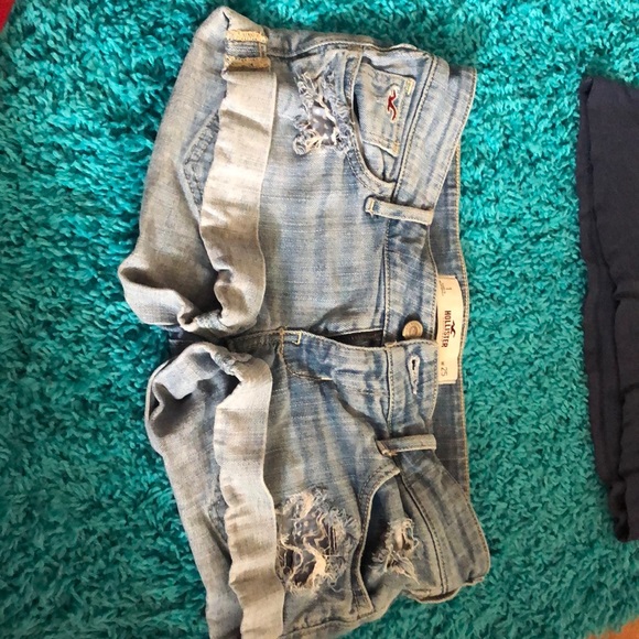 A pair of shorts and a t-shirt - Picture 2 of 5